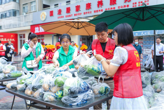 益勝興社區(qū)食堂暖人心   萬斤蔬菜免費送市民（改）(1)421