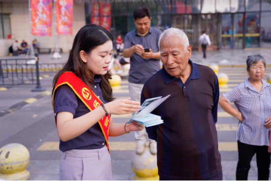 金融為民譜新篇  服務大眾筑輝煌--招商銀行鄭州分行積極開展金融知識進商圈活動412