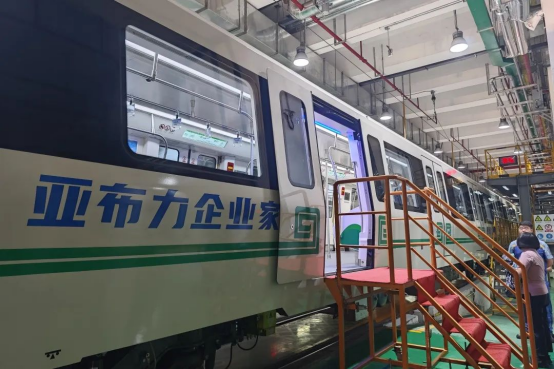 泰康溢彩公益廣告溫情亮相鄭州地鐵5號線 鄭州HWP團隊敬老行動彰顯企業(yè)擔當445