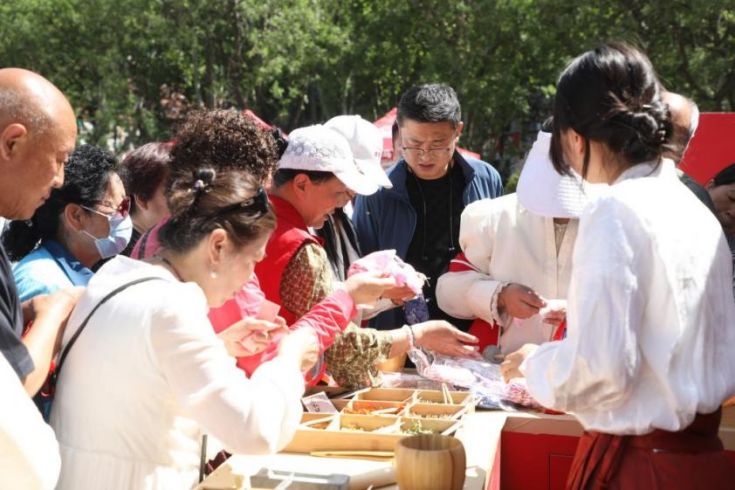 【配圖版洛陽站】洛陽禮潮|伊利X同仁堂攜手大張實(shí)業(yè)完成一場千年的健康接力(1)(2)971