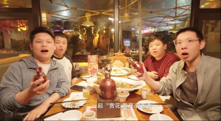 萬瓶仰韶彩陶坊月亮酒掀起“陶香熱”:文化+美酒打造現(xiàn)象級IP1132