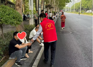 工行河南省分行暖心服務(wù)高考 托舉莘莘學(xué)子夢(mèng)想之光-定稿(1)170